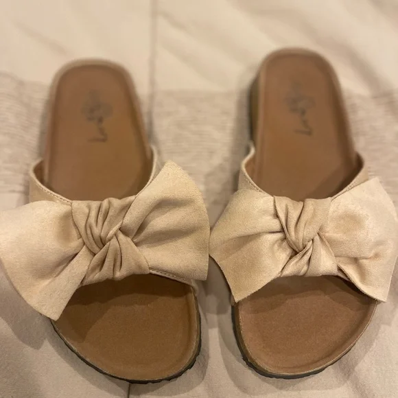 Slides w/ Bow - Picture 2 of 4